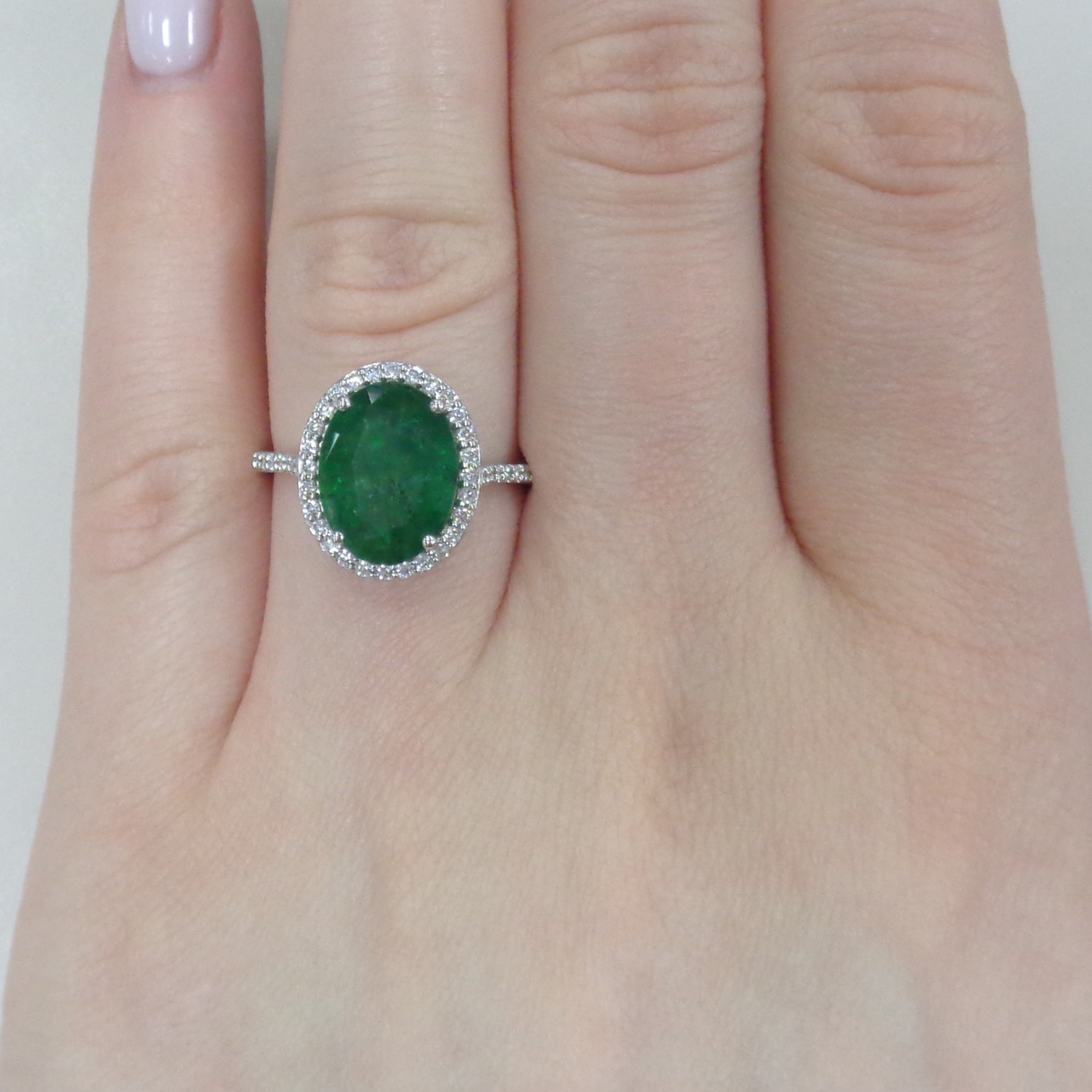 Кольцо из белого золота с изумрудом